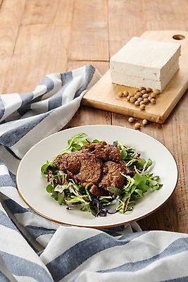 포토 JPG 스튜디오촬영 접시 음식 다이어트 채소 식재료 콩 실내 건강 사람없음 식사 식탁보 유기농 두부 나무도마 채식주의자 베지푸드 콩고기 비건 나무배경 비건음식 국내포토 식기 웰빙 백그라운드 곡류 도마 내부 목재 채식 파일형식