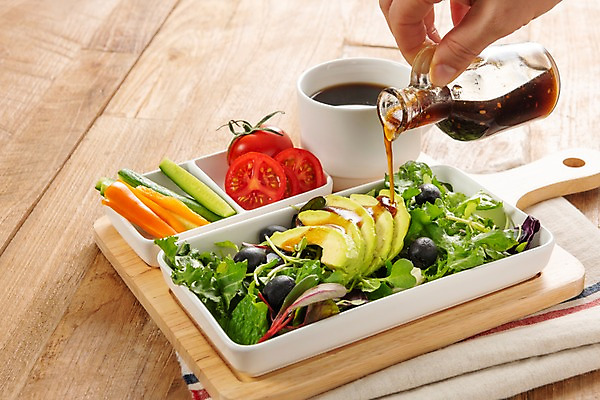 포토 JPG 스튜디오촬영 손 커피 음식 다이어트 토마토 채소 과일 식재료 오이 실내 건강 신체부위 식사 당근 샐러드 식탁보 소스 붓기 커피잔 유기농 올리브 나무바닥 아보카도 나무도마 채식주의자 베지푸드 비건 비건음식 국내포토 웰빙 열매 음료 모션 잔 바닥 뿌리채소 도마 사람 내부 목재 양념 채식 파일형식