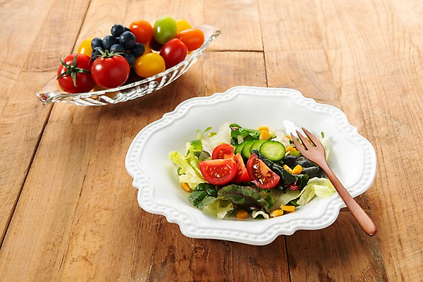 포토 JPG 스튜디오촬영 접시 음식 포크 다이어트 토마토 채소 과일 식재료 방울토마토 실내 건강 사람없음 식사 샐러드 양상추 유기농 블루베리 채식주의자 베지푸드 비건 나무배경 비건음식 국내포토 식기 웰빙 백그라운드 내부 채식 파일형식