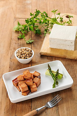 포토 JPG 스튜디오촬영 그릇 접시 음식 포크 다이어트 채소 과일 식재료 콩 실내 건강 사람없음 식사 유기농 아스파라거스 두부 미나리 나무도마 채식주의자 베지푸드 비건 콩햄 나무배경 비건음식 국내포토 식기 웰빙 백그라운드 곡류 도마 내부 목재 채식 파일형식