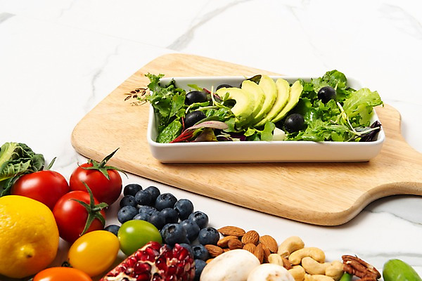 포토 JPG 스튜디오촬영 그릇 음식 다이어트 채소 과일 식재료 방울토마토 실내 건강 근접촬영 사람없음 식사 버섯 샐러드 견과류 레몬 유기농 올리브 아몬드 아보카도 나무도마 채식주의자 베지푸드 비건 비건음식 국내포토 식기 웰빙 열매 뷰포인트 토마토 도마 내부 목재 채식 파일형식