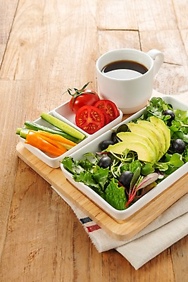 포토 JPG 스튜디오촬영 커피 음식 다이어트 토마토 채소 과일 식재료 오이 실내 건강 사람없음 식사 당근 샐러드 식탁보 커피잔 유기농 올리브 아보카도 나무도마 채식주의자 베지푸드 비건 나무배경 비건음식 국내포토 웰빙 열매 음료 백그라운드 잔 뿌리채소 도마 내부 목재 채식 파일형식