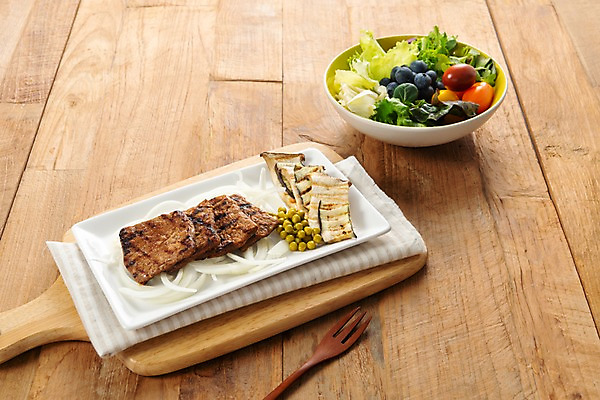 포토 JPG 스튜디오촬영 접시 음식 포크 다이어트 채소 과일 식재료 방울토마토 양파 콩 실내 건강 사람없음 식사 버섯 샐러드 식탁보 양상추 유기농 블루베리 나무도마 채식주의자 베지푸드 콩고기 비건 나무배경 비건음식 국내포토 식기 웰빙 백그라운드 토마토 곡류 도마 내부 목재 채식 파일형식