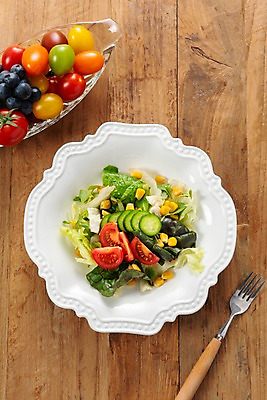 포토 JPG 스튜디오촬영 그릇 접시 음식 포크 다이어트 채소 과일 식재료 방울토마토 오이 실내 건강 옥수수 사람없음 하이앵글 식사 샐러드 유기농 블루베리 채식주의자 플랫레이 베지푸드 비건 나무배경 비건음식 국내포토 식기 웰빙 뷰포인트 백그라운드 토마토 곡류 내부 플랫 채식 파일형식