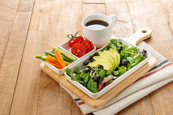 포토 JPG 스튜디오촬영 그릇 커피 음식 다이어트 토마토 채소 과일 식재료 오이 실내 건강 사람없음 식사 당근 샐러드 식탁보 양상추 상차림 유기농 올리브 아보카도 채식주의자 베지푸드 비건 나무배경 비건음식 국내포토 식기 웰빙 열매 음료 백그라운드 뿌리채소 내부 채식 파일형식