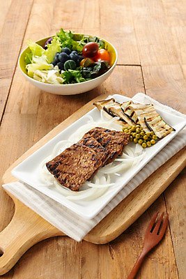 포토 JPG 스튜디오촬영 그릇 접시 음식 포크 다이어트 채소 과일 식재료 방울토마토 양파 콩 실내 건강 사람없음 식사 버섯 샐러드 식탁보 양상추 유기농 블루베리 나무도마 채식주의자 베지푸드 콩고기 비건 나무배경 비건음식 국내포토 식기 웰빙 백그라운드 토마토 곡류 도마 내부 목재 채식 파일형식