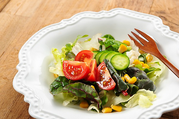 포토 JPG 스튜디오촬영 그릇 접시 음식 포크 다이어트 채소 과일 식재료 방울토마토 오이 실내 건강 옥수수 근접촬영 사람없음 식사 샐러드 양상추 유기농 채식주의자 베지푸드 비건 나무배경 비건음식 국내포토 식기 웰빙 뷰포인트 백그라운드 토마토 곡류 내부 채식 파일형식