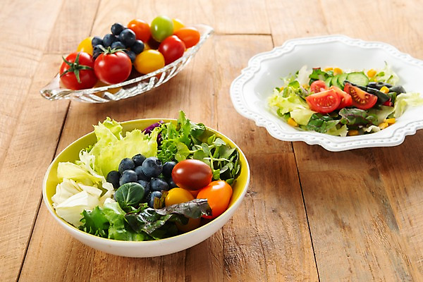 포토 JPG 스튜디오촬영 그릇 접시 음식 다이어트 채소 과일 식재료 방울토마토 오이 실내 건강 사람없음 식사 샐러드 유기농 블루베리 채식주의자 베지푸드 비건 나무배경 비건음식 국내포토 식기 웰빙 백그라운드 토마토 내부 채식 파일형식