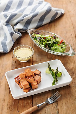 포토 JPG 스튜디오촬영 접시 음식 포크 다이어트 채소 식재료 콩 실내 건강 사람없음 식사 샐러드 식탁보 소스 유기농 아스파라거스 채식주의자 베지푸드 비건 콩햄 나무배경 비건음식 국내포토 식기 웰빙 백그라운드 곡류 내부 양념 채식 파일형식