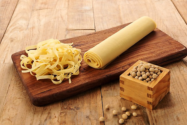 포토 JPG 스튜디오촬영 음식 다이어트 식재료 콩 실내 건강 사람없음 갈색 식사 유기농 두부 되 나무도마 채식주의자 베지푸드 비건 나무배경 비건음식 국내포토 웰빙 컬러 백그라운드 곡류 도마 내부 목재 채식 파일형식