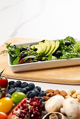 포토 JPG 스튜디오촬영 음식 다이어트 채소 과일 식재료 방울토마토 실내 건강 사람없음 식사 버섯 샐러드 견과류 유기농 올리브 아몬드 아보카도 나무도마 새싹채소 채식주의자 베지푸드 비건 비건음식 국내포토 웰빙 열매 토마토 도마 내부 목재 채식 파일형식