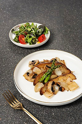 포토 JPG 스튜디오촬영 음식 포크 다이어트 채소 식재료 방울토마토 양파 감자 실내 건강 사람없음 새싹 식사 버섯 샐러드 유기농 아스파라거스 새싹채소 채식주의자 베지푸드 비건 비건음식 국내포토 식물 식기 웰빙 토마토 내부 채식 파일형식