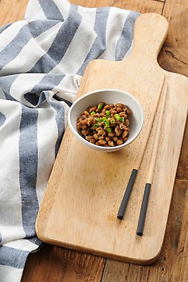 포토 JPG 스튜디오촬영 음식 다이어트 식재료 젓가락 실내 건강 사람없음 갈색 일본 식사 식탁보 유기농 나무도마 낫토 채식주의자 일본음식 베지푸드 비건 나무배경 비건음식 국내포토 웰빙 아시아 컬러 백그라운드 도마 수저 내부 목재 채식 파일형식