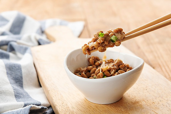 포토 JPG 스튜디오촬영 접시 음식 다이어트 식재료 젓가락 콩 실내 건강 근접촬영 사람없음 일본 식사 식탁보 유기농 나무도마 낫토 채식주의자 일본음식 베지푸드 비건 나무배경 비건음식 국내포토 식기 웰빙 아시아 뷰포인트 백그라운드 곡류 도마 수저 내부 목재 채식 파일형식