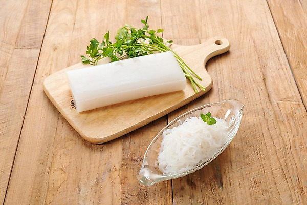 포토 JPG 스튜디오촬영 다이어트 채소 식재료 실내 건강 사람없음 유기농 미나리 곤약 나무도마 채식주의자 베지푸드 비건 나무배경 곤약면 비건음식 국내포토 웰빙 음식 백그라운드 도마 내부 목재 채식 파일형식