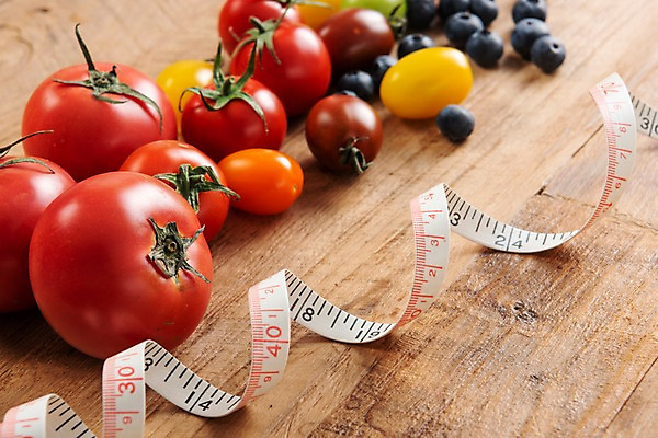 포토 JPG 스튜디오촬영 다이어트 토마토 채소 과일 식재료 방울토마토 실내 줄자 건강 근접촬영 사람없음 유기농 블루베리 채식주의자 베지푸드 비건 나무배경 비건음식 국내포토 웰빙 음식 뷰포인트 백그라운드 자 내부 채식 파일형식