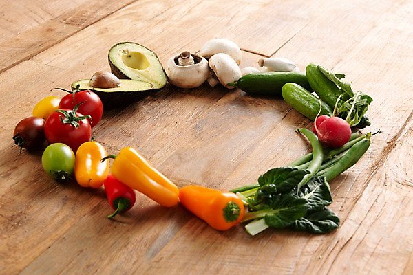 포토 JPG 스튜디오촬영 다이어트 채소 과일 식재료 방울토마토 피망 오이 콩 파프리카 프레임 실내 건강 사람없음 버섯 유기농 아보카도 다채 채식주의자 베지푸드 비건 나무배경 비건음식 국내포토 웰빙 음식 백그라운드 토마토 곡류 내부 채식 파일형식