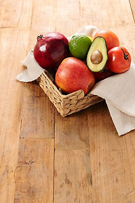 포토 JPG 스튜디오촬영 다이어트 토마토 채소 과일 식재료 실내 건강 사람없음 바구니 사과 천 유기농 라임 석류 아보카도 채식주의자 베지푸드 비건 나무배경 비건음식 국내포토 웰빙 음식 백그라운드 내부 직물 채식 파일형식