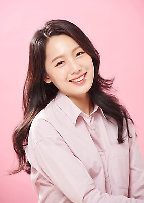 포토 JPG 스튜디오촬영 응시 여자 실내 한명 미소 사람 상반신 20대 성인 옆모습 뷰티 한국인 여대생 의료성형뷰티 성인여자한명만 분홍색배경 국내포토 1 시선 대학생 뷰포인트 분홍색 백그라운드 표정 동양인 청년 내부 여자한명만 성인여자만 파일형식