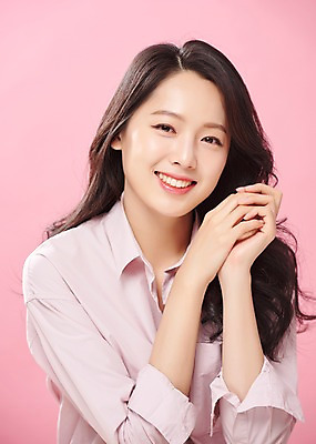 포토 JPG 스튜디오촬영 응시 여자 실내 한명 미소 사람 상반신 20대 성인 앞모습 뷰티 한국인 손모으기 여대생 의료성형뷰티 성인여자한명만 분홍색배경 국내포토 1 시선 대학생 뷰포인트 분홍색 백그라운드 표정 동양인 손짓 청년 내부 여자한명만 성인여자만 파일형식