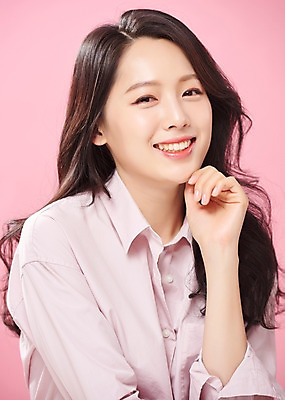 포토 JPG 스튜디오촬영 응시 여자 실내 한명 미소 사람 상반신 20대 성인 앞모습 뷰티 턱괴기 한국인 여대생 의료성형뷰티 성인여자한명만 분홍색배경 국내포토 1 시선 대학생 뷰포인트 분홍색 백그라운드 모션 표정 동양인 청년 내부 여자한명만 성인여자만 파일형식