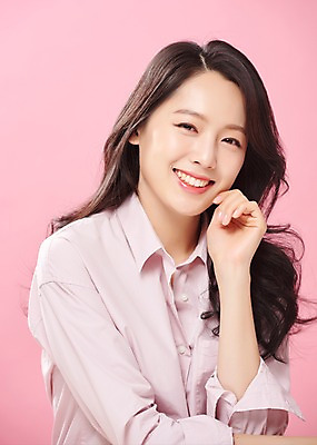 포토 JPG 스튜디오촬영 응시 여자 실내 한명 미소 사람 상반신 20대 성인 앞모습 뷰티 턱괴기 한국인 여대생 의료성형뷰티 성인여자한명만 분홍색배경 국내포토 1 시선 대학생 뷰포인트 분홍색 백그라운드 모션 표정 동양인 청년 내부 여자한명만 성인여자만 파일형식