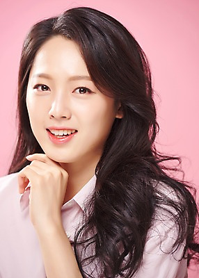 포토 JPG 스튜디오촬영 응시 여자 실내 한명 미소 사람 상반신 20대 성인 앞모습 뷰티 턱괴기 한국인 여대생 의료성형뷰티 성인여자한명만 분홍색배경 국내포토 1 시선 대학생 뷰포인트 분홍색 백그라운드 모션 표정 동양인 청년 내부 여자한명만 성인여자만 파일형식