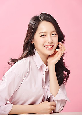 포토 JPG 스튜디오촬영 응시 여자 실내 한명 웃음 사람 상반신 20대 성인 옆모습 뷰티 턱괴기 한국인 즐거움 여대생 의료성형뷰티 성인여자한명만 분홍색배경 국내포토 1 시선 감정 대학생 뷰포인트 분홍색 백그라운드 모션 표정 동양인 청년 내부 여자한명만 성인여자만 파일형식