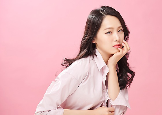 포토 JPG 스튜디오촬영 응시 여자 실내 한명 사람 상반신 20대 성인 옆모습 뷰티 턱괴기 한국인 여대생 의료성형뷰티 성인여자한명만 분홍색배경 국내포토 1 시선 대학생 뷰포인트 분홍색 백그라운드 모션 동양인 청년 내부 여자한명만 성인여자만 파일형식