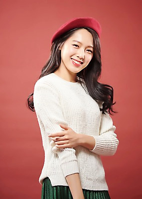 포토 JPG 스튜디오촬영 응시 여자 실내 한명 미소 사람 상반신 20대 성인 옆모습 한국인 여대생 베래모 빨간배경 의료성형뷰티 성인여자한명만 국내포토 1 시선 대학생 뷰포인트 백그라운드 표정 동양인 청년 내부 빨간색 여자한명만 성인여자만 파일형식