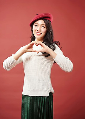 포토 JPG 스튜디오촬영 응시 여자 실내 한명 미소 사람 상반신 20대 성인 앞모습 한국인 여대생 손하트 베래모 빨간배경 의료성형뷰티 성인여자한명만 국내포토 1 시선 대학생 뷰포인트 백그라운드 표정 동양인 손짓 청년 내부 빨간색 여자한명만 성인여자만 파일형식