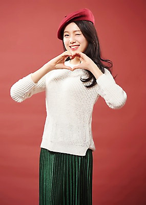 포토 JPG 스튜디오촬영 여자 실내 윙크 한명 미소 사람 상반신 20대 성인 앞모습 한국인 여대생 손하트 베래모 빨간배경 의료성형뷰티 성인여자한명만 국내포토 1 대학생 뷰포인트 백그라운드 표정 동양인 손짓 청년 내부 빨간색 여자한명만 성인여자만 파일형식