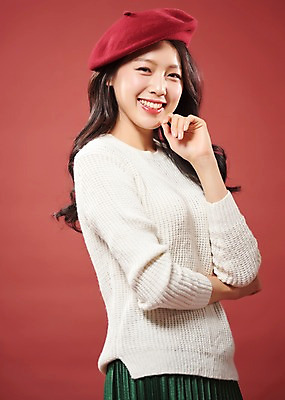 포토 JPG 스튜디오촬영 응시 여자 실내 한명 미소 사람 상반신 20대 성인 옆모습 턱괴기 한국인 여대생 베래모 빨간배경 의료성형뷰티 성인여자한명만 국내포토 1 시선 대학생 뷰포인트 백그라운드 모션 표정 동양인 청년 내부 빨간색 여자한명만 성인여자만 파일형식