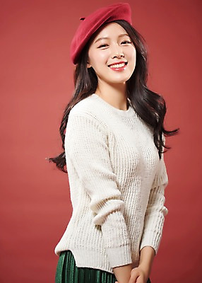 포토 JPG 스튜디오촬영 응시 여자 실내 한명 미소 사람 상반신 20대 성인 옆모습 한국인 여대생 베래모 빨간배경 의료성형뷰티 성인여자한명만 국내포토 1 시선 대학생 뷰포인트 백그라운드 표정 동양인 청년 내부 빨간색 여자한명만 성인여자만 파일형식