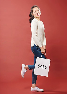 포토 JPG 스튜디오촬영 전신 라이프스타일 응시 여자 포즈 실내 한명 서기 미소 들기 사람 20대 성인 옆모습 캐주얼 쇼핑 뷰티 쇼핑백 세일 한국인 여대생 다리들기 빨간배경 할인혜택 의료성형뷰티 성인여자한명만 국내포토 1 시선 옷 대학생 뷰포인트 백그라운드 가방 모션 표정 동양인 청년 내부 생활 빨간색 여자한명만 성인여자만 파일형식 혜택