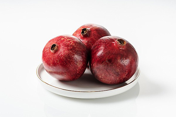 포토 JPG 스튜디오촬영 그릇 접시 다이어트 식재료 실내 누끼 사람없음 빨간색 신선 세개 오브젝트 흰배경 유기농 채식 석류 건강식 국내포토 식기 웰빙 음식 컬러 백그라운드 과일 건강 3 내부 흰색 파일형식