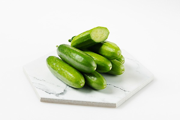 포토 JPG 스튜디오촬영 그릇 다이어트 식재료 오이 실내 누끼 사람없음 초록색 여러개 신선 오브젝트 흰배경 유기농 채식 건강식 국내포토 식기 웰빙 음식 컬러 다수 백그라운드 채소 건강 내부 흰색 파일형식