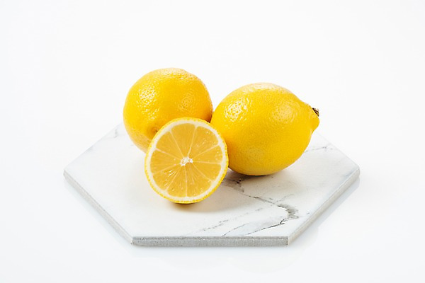 포토 JPG 스튜디오촬영 그릇 다이어트 식재료 실내 누끼 사람없음 노란색 신선 세개 레몬 오브젝트 흰배경 유기농 채식 슬라이스 건강식 국내포토 식기 웰빙 음식 컬러 백그라운드 과일 건강 3 내부 흰색 파일형식