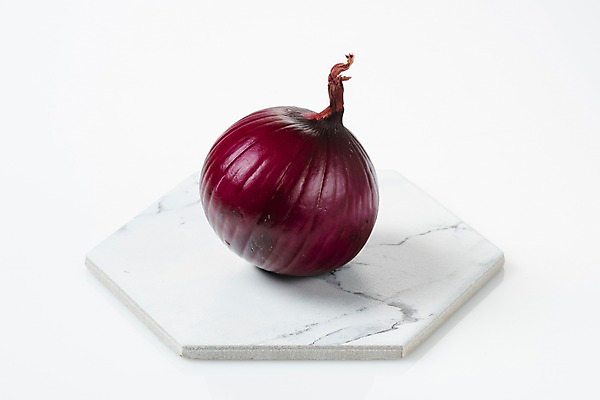 포토 JPG 스튜디오촬영 그릇 다이어트 식재료 실내 누끼 사람없음 한개 보라색 신선 오브젝트 흰배경 유기농 채식 건강식 적양파 국내포토 1 식기 웰빙 음식 컬러 백그라운드 양파 건강 내부 흰색 파일형식