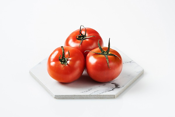 포토 JPG 스튜디오촬영 그릇 다이어트 토마토 식재료 실내 누끼 사람없음 빨간색 신선 세개 오브젝트 흰배경 유기농 채식 건강식 국내포토 식기 웰빙 음식 컬러 백그라운드 채소 건강 3 내부 흰색 파일형식