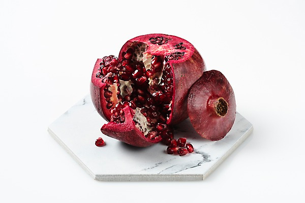 포토 JPG 스튜디오촬영 그릇 다이어트 식재료 실내 누끼 사람없음 빨간색 한개 신선 오브젝트 흰배경 유기농 채식 석류 건강식 석류알 국내포토 1 식기 웰빙 음식 컬러 백그라운드 과일 건강 내부 흰색 파일형식
