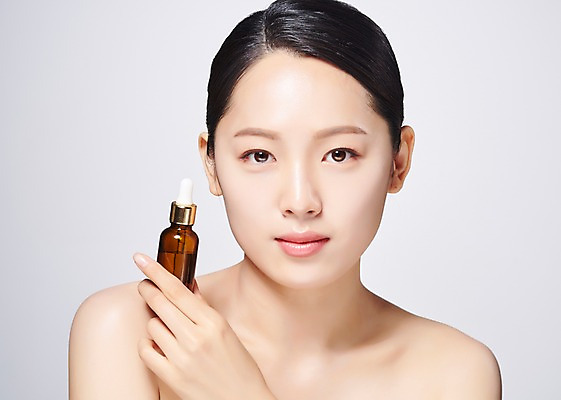 포토 JPG 스튜디오촬영 응시 여자 유리병 실내 한명 들기 사람 상반신 20대 성인 앞모습 뷰티 화장품 한국인 흰배경 의료성형뷰티 성인여자한명만 국내포토 1 시선 뷰포인트 백그라운드 모션 병_용기 동양인 청년 내부 흰색 여자한명만 성인여자만 파일형식