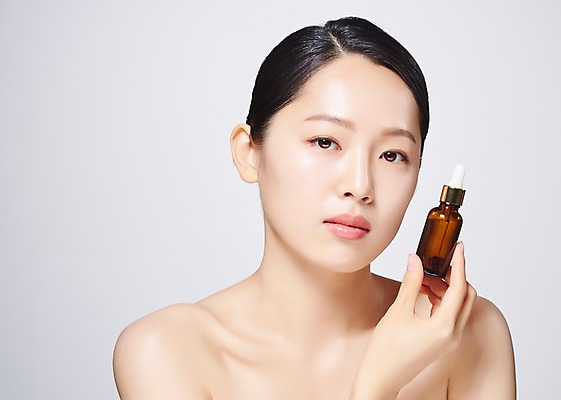 포토 JPG 스튜디오촬영 응시 여자 유리병 실내 한명 들기 사람 상반신 20대 성인 앞모습 뷰티 화장품 한국인 흰배경 의료성형뷰티 성인여자한명만 국내포토 1 시선 뷰포인트 백그라운드 모션 병_용기 동양인 청년 내부 흰색 여자한명만 성인여자만 파일형식