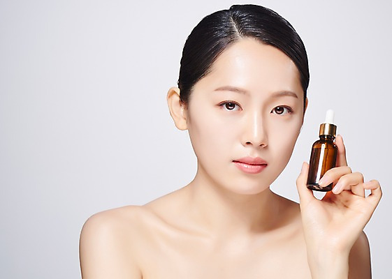 포토 JPG 스튜디오촬영 응시 여자 유리병 실내 한명 들기 사람 상반신 20대 성인 앞모습 뷰티 화장품 한국인 흰배경 의료성형뷰티 성인여자한명만 국내포토 1 시선 뷰포인트 백그라운드 모션 병_용기 동양인 청년 내부 흰색 여자한명만 성인여자만 파일형식