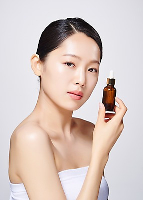 포토 JPG 스튜디오촬영 응시 여자 유리병 실내 한명 들기 사람 상반신 20대 성인 옆모습 뷰티 화장품 한국인 흰배경 의료성형뷰티 성인여자한명만 국내포토 1 시선 뷰포인트 백그라운드 모션 병_용기 동양인 청년 내부 흰색 여자한명만 성인여자만 파일형식