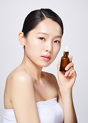 포토 JPG 스튜디오촬영 응시 여자 유리병 실내 한명 들기 사람 상반신 20대 성인 옆모습 뷰티 화장품 한국인 흰배경 의료성형뷰티 성인여자한명만 국내포토 1 시선 뷰포인트 백그라운드 모션 병_용기 동양인 청년 내부 흰색 여자한명만 성인여자만 파일형식