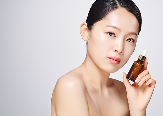 포토 JPG 스튜디오촬영 응시 여자 유리병 실내 한명 들기 사람 상반신 20대 성인 옆모습 뷰티 화장품 한국인 흰배경 의료성형뷰티 성인여자한명만 국내포토 1 시선 뷰포인트 백그라운드 모션 병_용기 동양인 청년 내부 흰색 여자한명만 성인여자만 파일형식