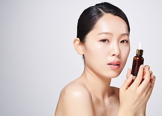 포토 JPG 스튜디오촬영 응시 여자 유리병 실내 한명 들기 사람 상반신 20대 성인 옆모습 뷰티 화장품 한국인 흰배경 의료성형뷰티 성인여자한명만 국내포토 1 시선 뷰포인트 백그라운드 모션 병_용기 동양인 청년 내부 흰색 여자한명만 성인여자만 파일형식