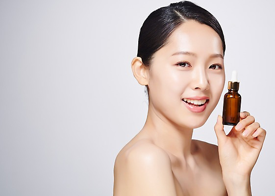 포토 JPG 스튜디오촬영 응시 여자 유리병 실내 한명 미소 들기 사람 상반신 20대 성인 옆모습 뷰티 화장품 한국인 흰배경 의료성형뷰티 성인여자한명만 국내포토 1 시선 뷰포인트 백그라운드 모션 병_용기 표정 동양인 청년 내부 흰색 여자한명만 성인여자만 파일형식