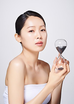 포토 JPG 스튜디오촬영 응시 여자 실내 한명 들기 사람 상반신 20대 성인 옆모습 뷰티 한국인 모래시계 흰배경 의료성형뷰티 성인여자한명만 국내포토 1 시선 모래 뷰포인트 시계 백그라운드 모션 동양인 청년 내부 흰색 여자한명만 성인여자만 파일형식